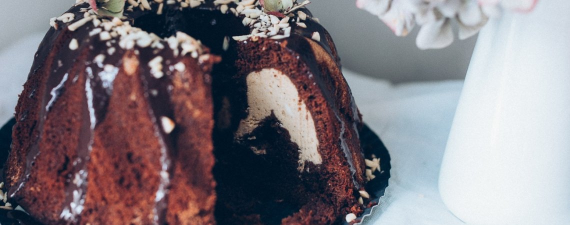 Schokogugelhupf mit Cheesecakeüberraschung