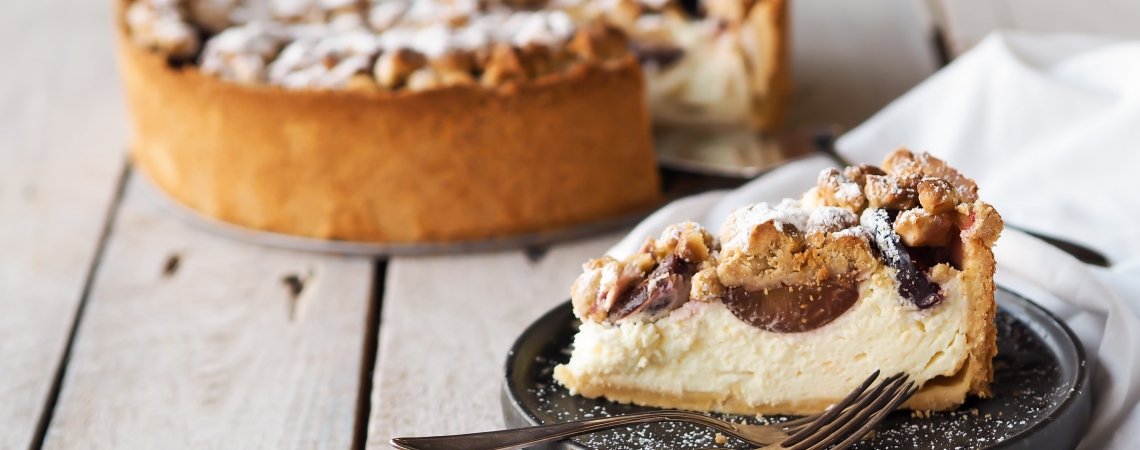 Topfentorte mit Zwetschken und Lebkuchen-Zimtstreuseln