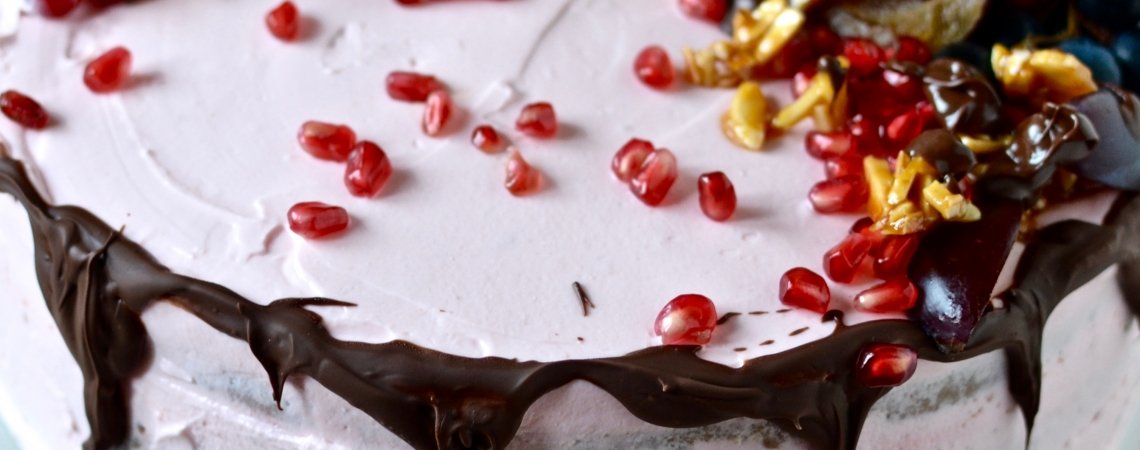 Herbstliche Granatapfeltorte mit frischen Früchten, Schokolade und Mandelkrokant