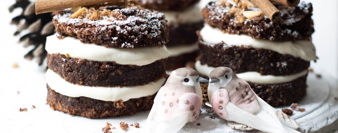 Winterwonderland: Weihnachtliche Schoko-Nuss-Küchlein mit Orangencreme und Mandel-Kokos-Krokant