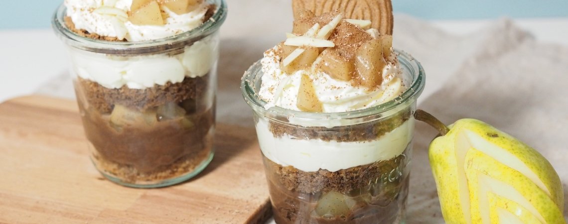 Zweistöckige Lebkuchenbiskuit Torte im Glas mit Birne
