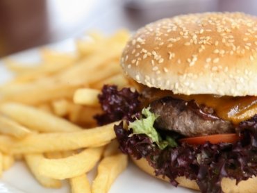 Was gibt's im Beisl? Bier & Burger!