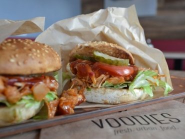 Ein veganer Burger kommt selten allein.